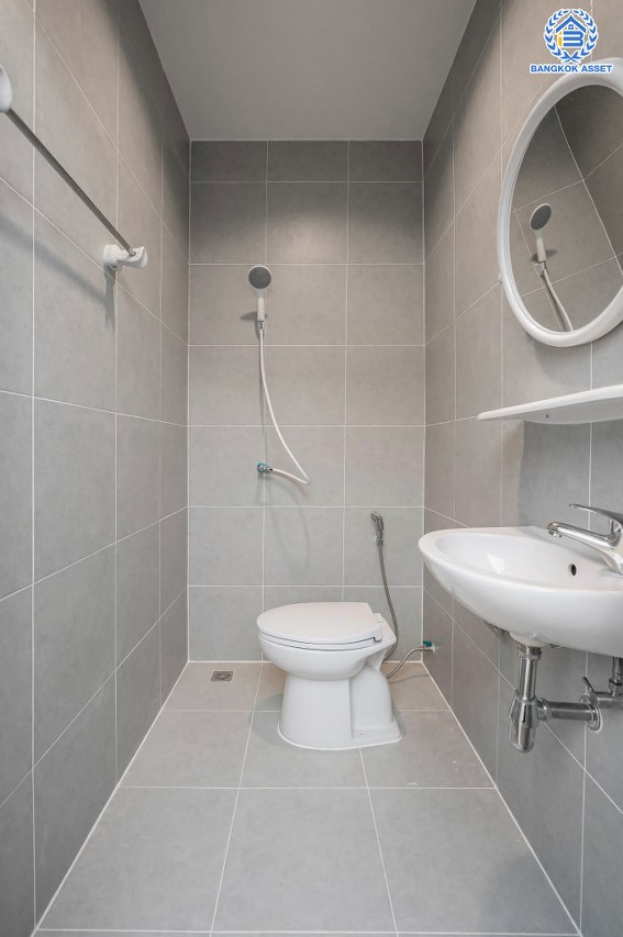 บ้านมือสองตกแต่งใหม่ โครงการ นาราภิรมย์ พุทธมณฑลสาย3 ตกแต่งหรูหรา เนื้อที่ 100 ตร.ว. พื้นที่ใช้สอย 218.73 ตร.ม. ฟังก์ชัน 3 ห้องนอน 4 ห้องน้ำ 1 ห้องแม่บ้าน จอดรถได้ 2 คัน บนทำเลเชื่อมต่อเมือง ใกล้เซ็นทรัลศาลายา, เดอะมอลล์บางแค และทางคู่ขนานลอยฟ้าบรมราชชนนี รายล้อมด้วยสิ่งอำนวยความสะดวกครบ